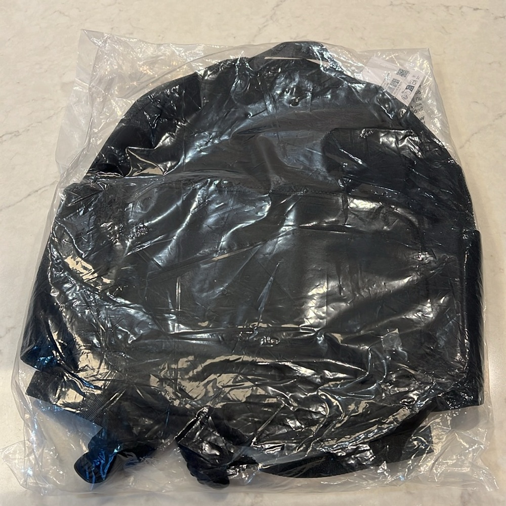 Lululemon NEW Everywhere Backpack 22L Black/Graphite Grey - Picture 6 of 8